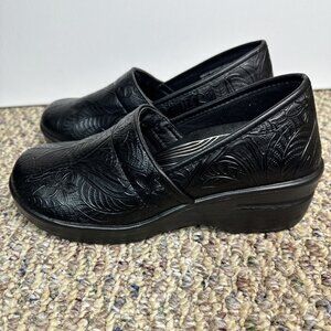 Easy Works womens Bind Health Care Professional Shoe Black Embossed Sz 7.5 Wide